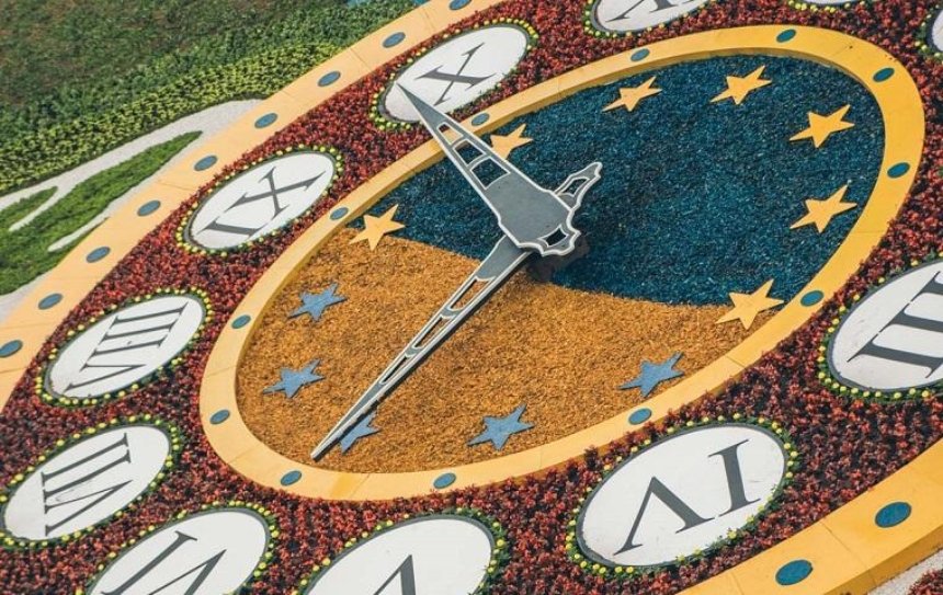 На Майдане обновили цветочные часы (фото)