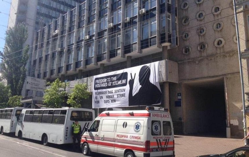 Столичные власти потребовали снять баннер в поддержку Сенцова с Дома кино (фото)