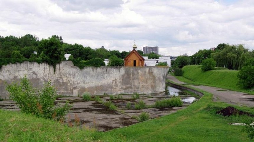 На Байковом кладбище восстановят «Стену памяти» (фото)