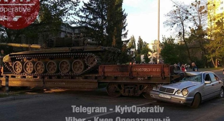 В столице ищут свидетелей ДТП с танком в Дарницком районе