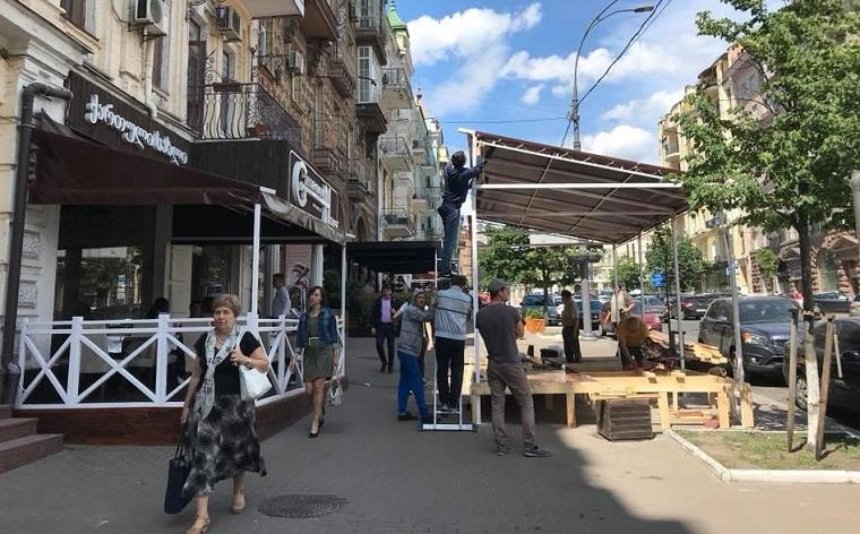 В центре Киева грузинский ресторан оккупирует тротуар (фото)