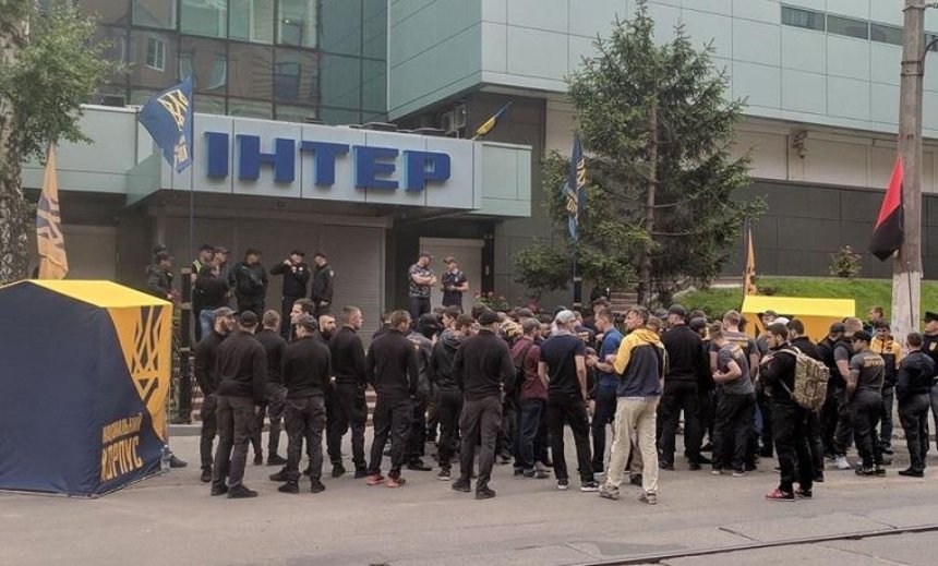 Националисты заблокировали здание телеканала «Интер» (фото, видео)