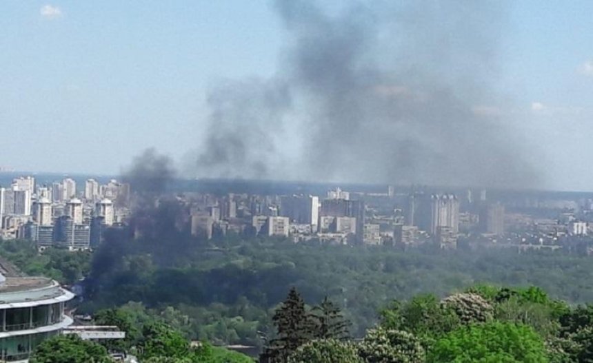 У столичному Гідропарку сталася пожежа (фото, відео)