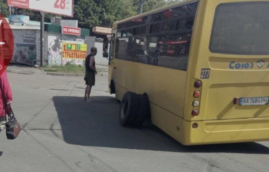 В Киеве маршрутка потеряла колесо посреди дороги (фото, видео)