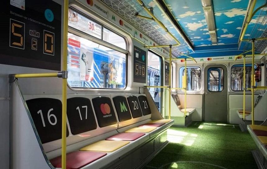 В Киевском метро появился вагон-стадион (фото)