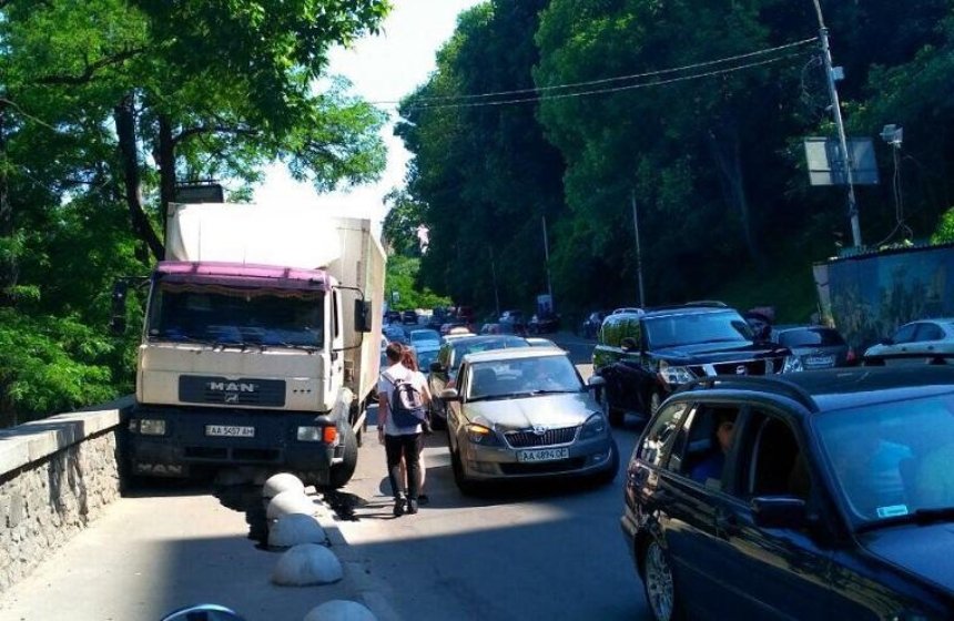 На Володимирському узвозі у вантажівки відмовили гальма (фото)