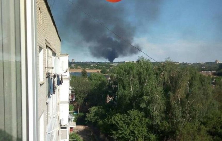 Під Києвом сталася масштабна пожежа на складах (фото, відео) — оновлено