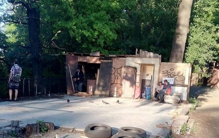 Вместо снесенного МАФа бездомные открыли туалет (фото)