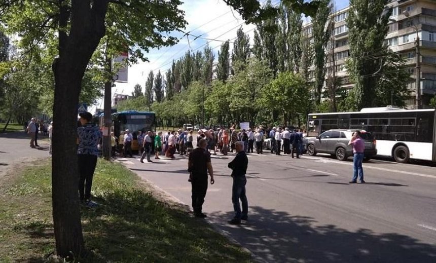 В Подільському районі протестувальники перекрили вулицю (фото)