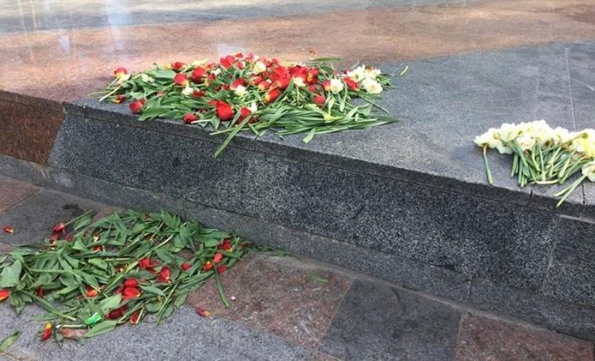 Вандали знищили квіткову клумбу у парку Партизанської слави (фото)