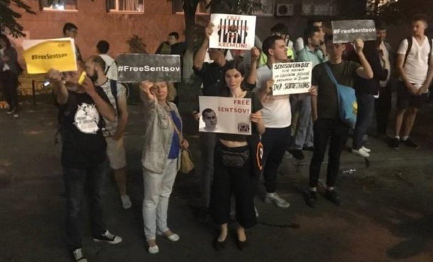 Возле отеля, где остановился «Реал» прошел митинг в поддержку Сенцова (фото)