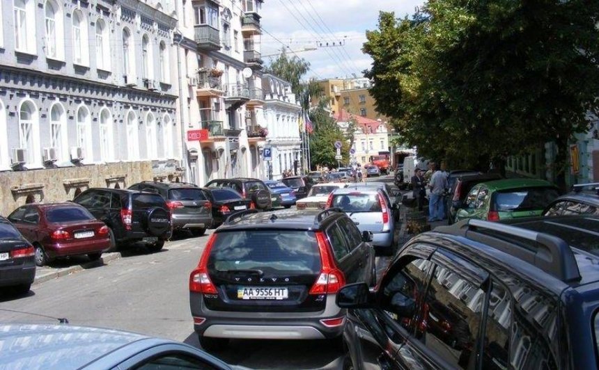 В Украине запретят парковки на тротуарах