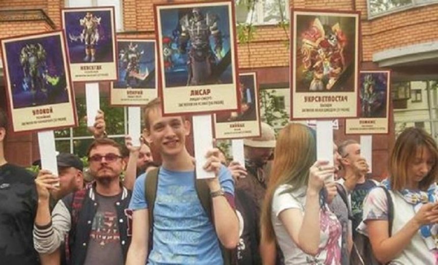 День Победы: в Киеве прошел марш «ветеранов WOW» (фото, видео)