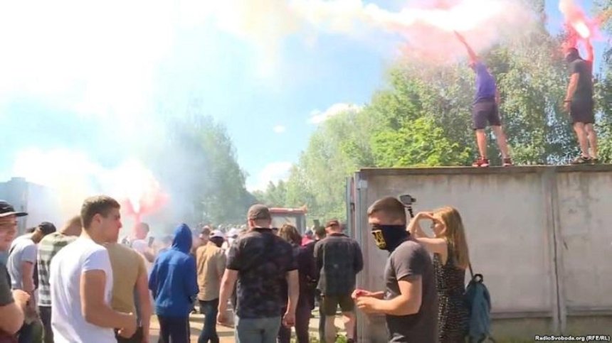 Активісти «Нацкорпусу» протестували під домом співвласника «Інтеру» (відео)