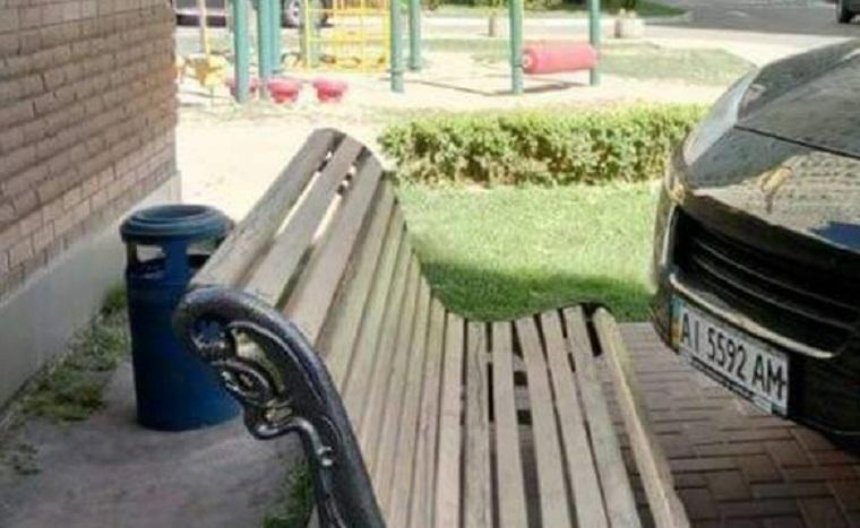 В Киеве автохам припарковался почти на скамейке