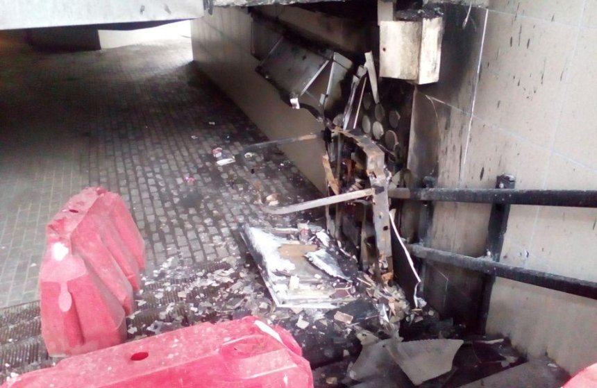 На станции скоростного трамвая вандалы сожгли подъемник для инвалидных колясок