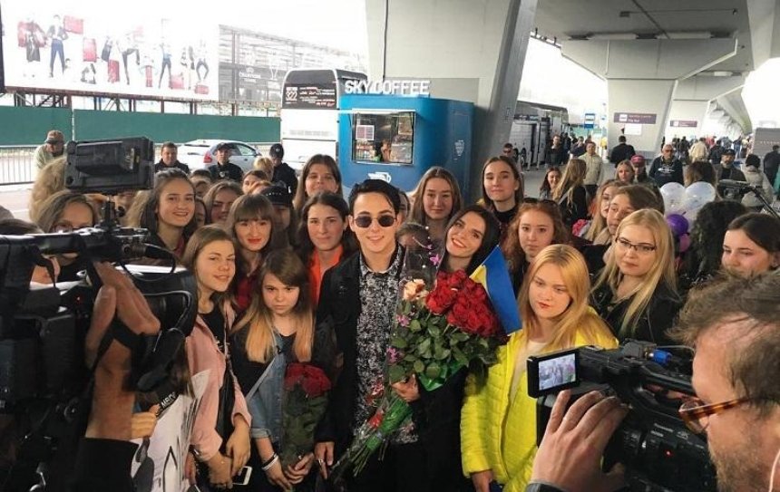 Поклонники встретили MELOVIN'а в аэропорту Киева (фото)