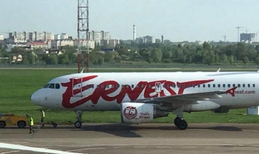 В аеропорту «Київ» навантажувач  врізався у літак