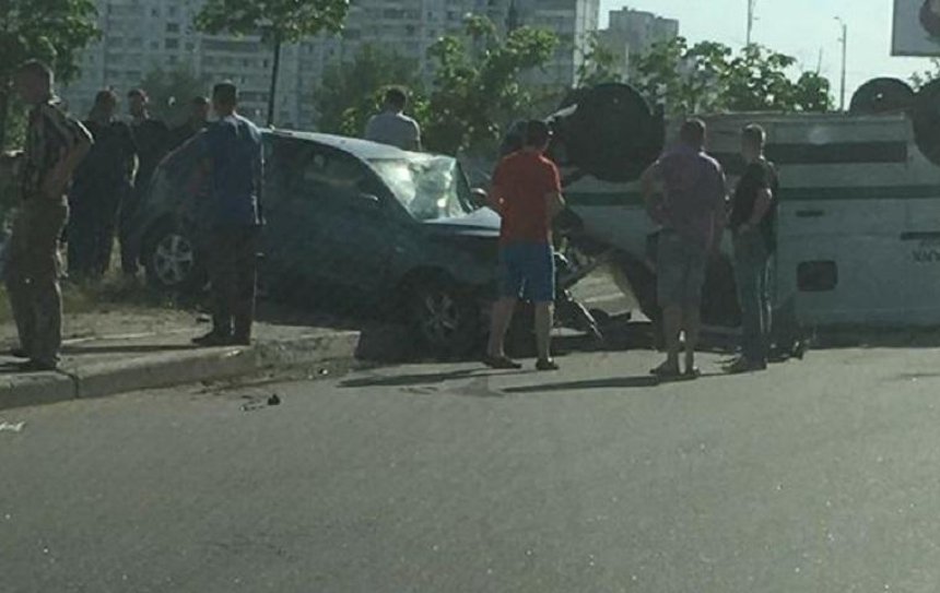 В Деснянском районе произошла авария с участием инкассаторов (фото)