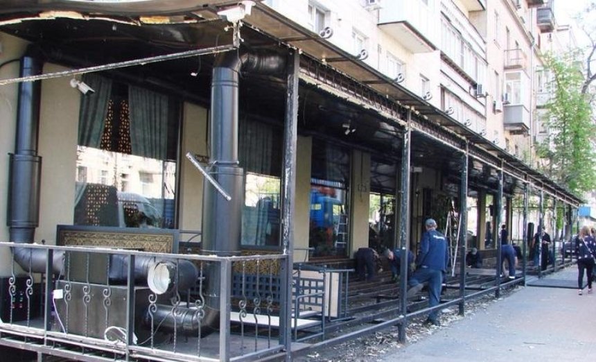 В Голосеевском районе демонтировали летнюю площадку ресторана (фото)