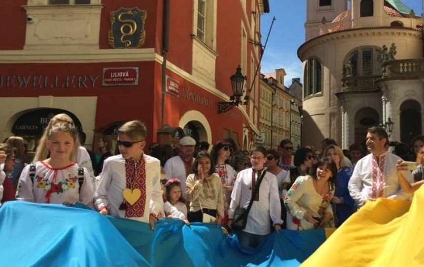 Украинцы провели Мегамарш вышиванок в Праге 
