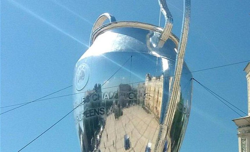 В центре Киева появился гигантский кубок Лиги чемпионов