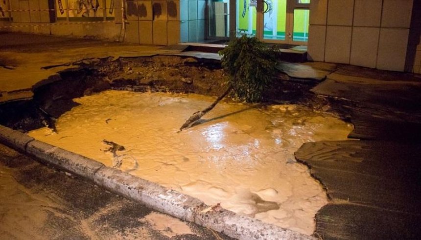 В Шевченковском районе образовалась пятиметровая яма (фото, видео)