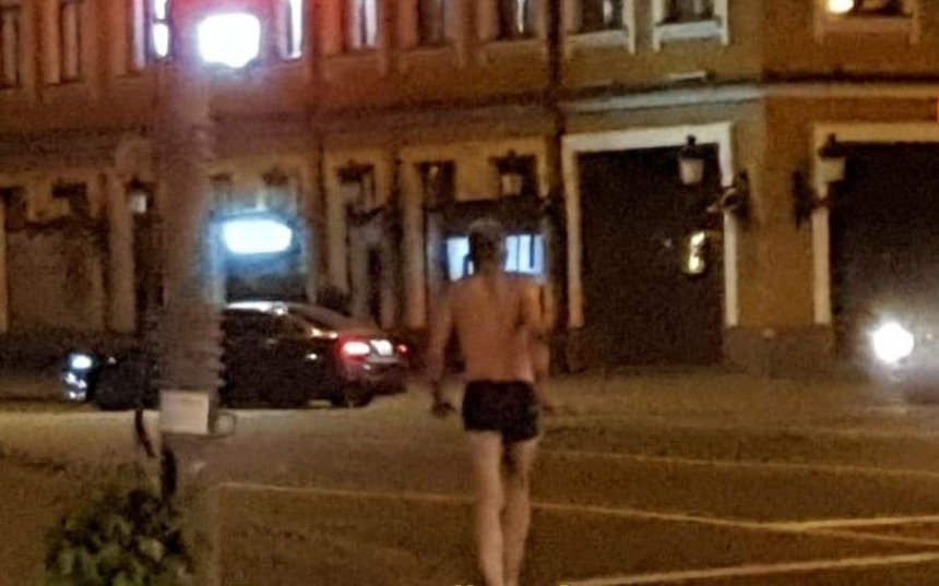 По ночному Подолу разгуливал почти голый мужчина с монтировкой (фото, видео)