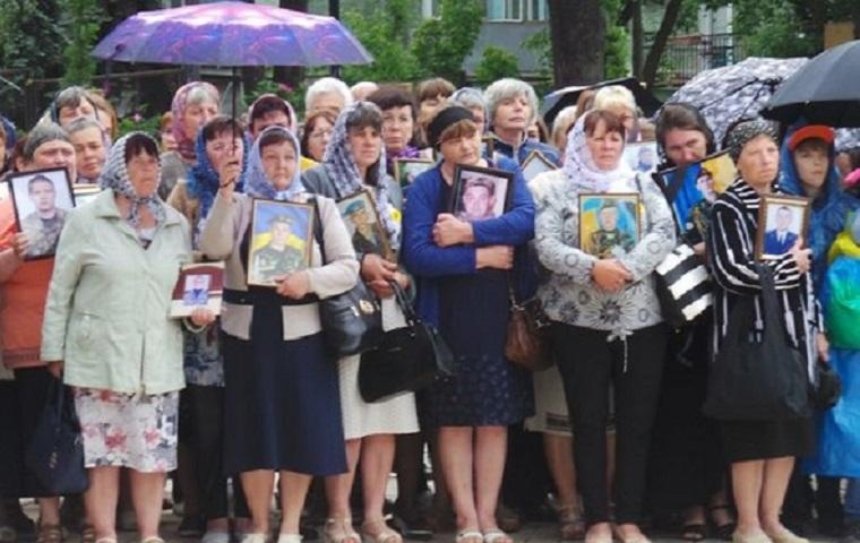 В Киеве матери погибших воинов АТО провели акцию памяти (фото)