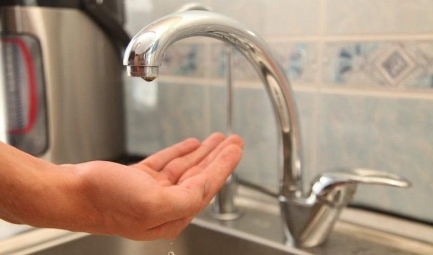Жителям трех районов столицы советуют не пользоваться водой из крана 