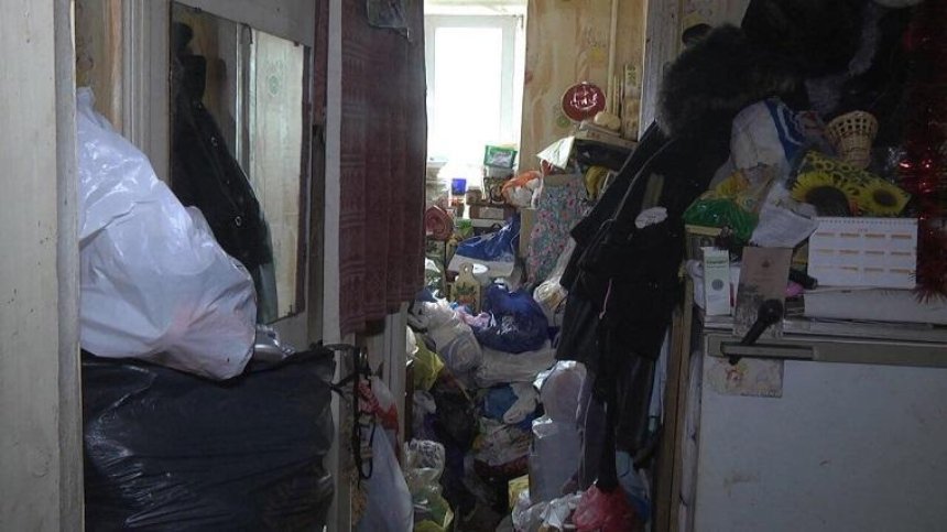На Киевщине женщина превратила квартиру в свалку (фото)