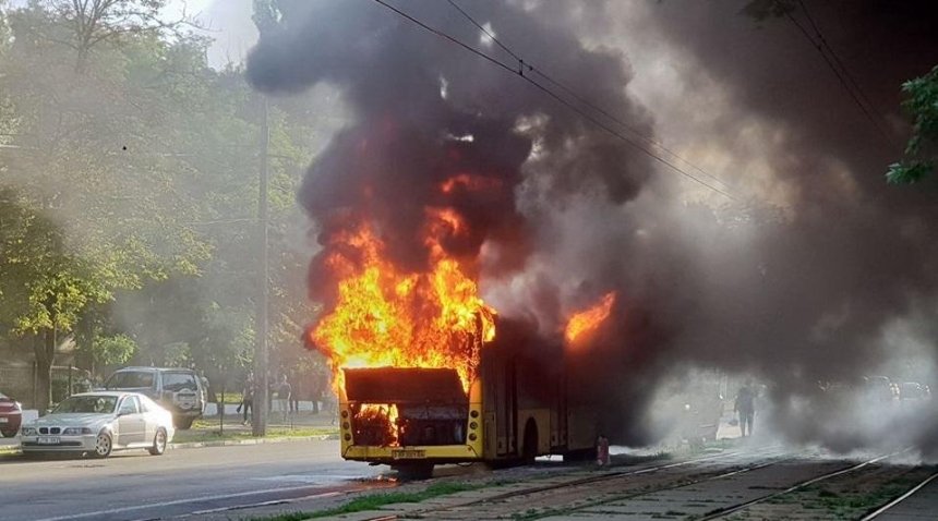 У Києві дотла згорів пасажирський автобус (фото, відео)