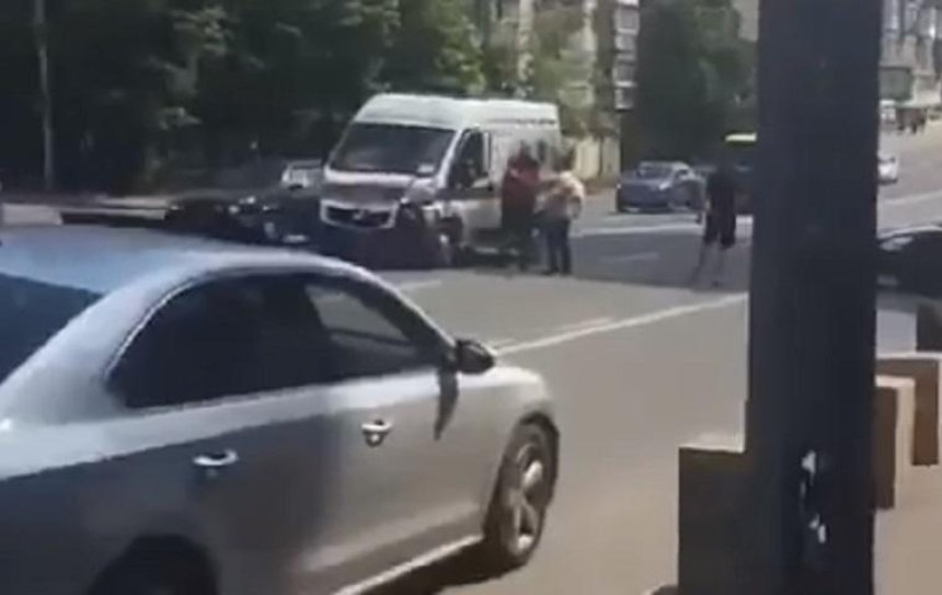 В Киеве такси Uber столкнулся со «скорой» (видео)