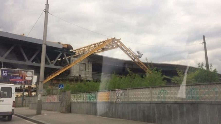 На мосту на Троещину якобы упал кран (фото)