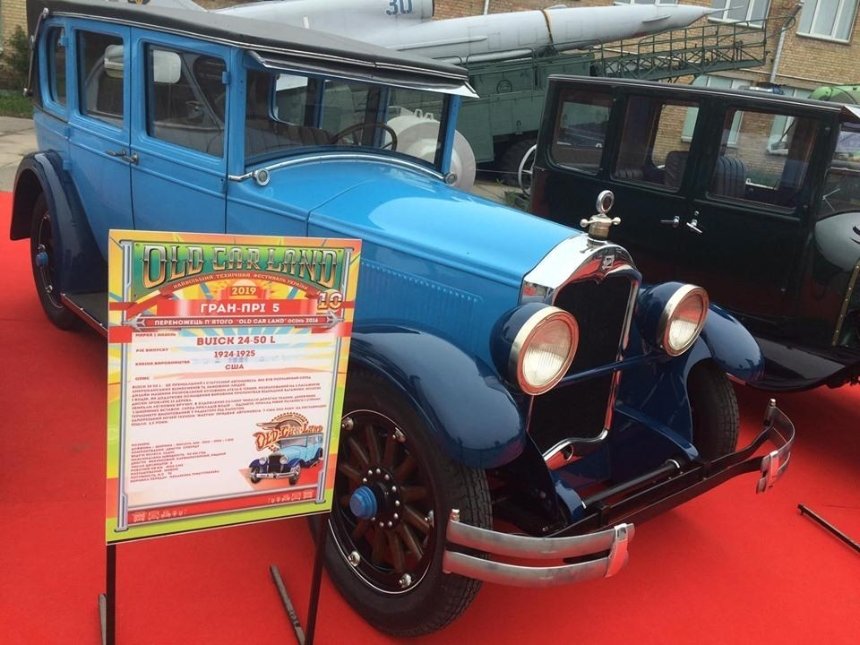 В Державному музеї авіації відкрився фестиваль ретро-автівок Old Car Land (фото)