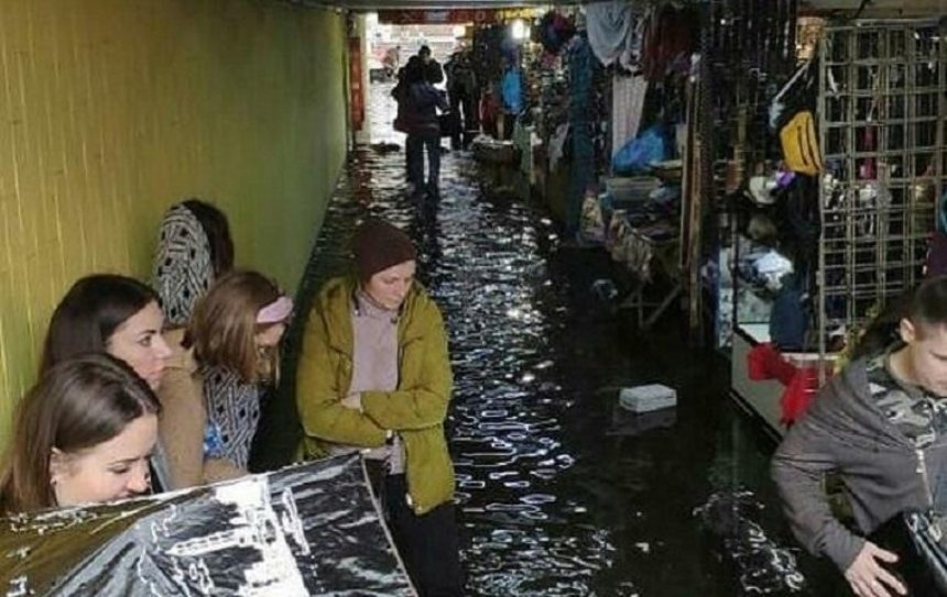 После сильного дождя в Киеве затопило Позняки (фото, видео)