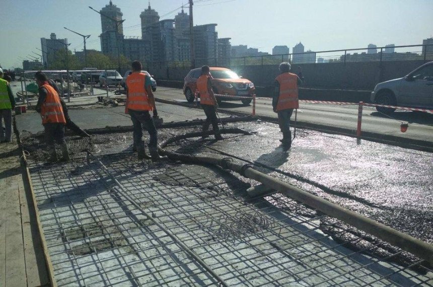 В «Киевавтодоре» рассказали, когда полностью восстановят движение по мосту Метро