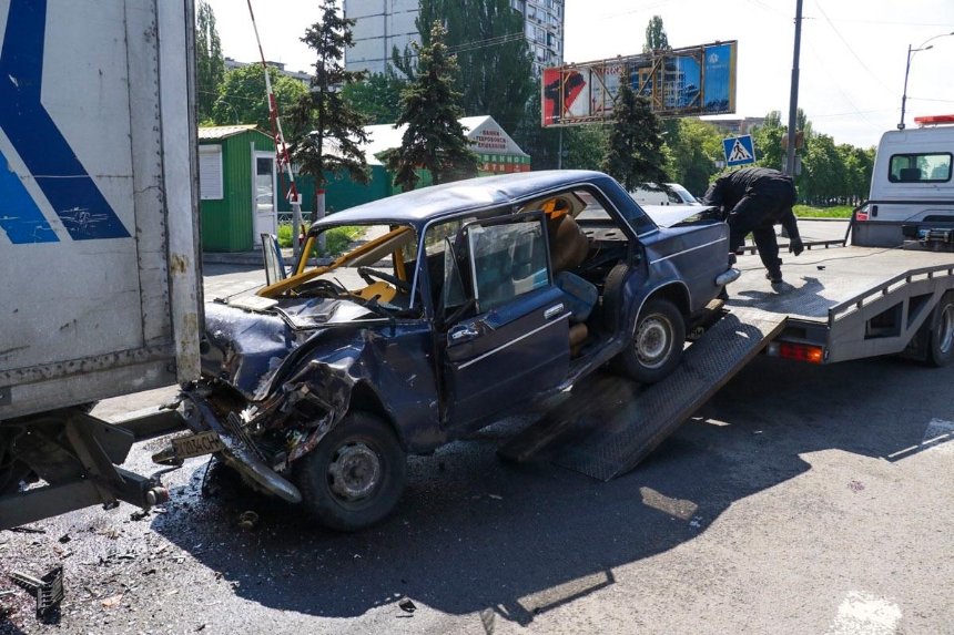 На Окружной машина с военными врезалась в грузовик: есть погибшие