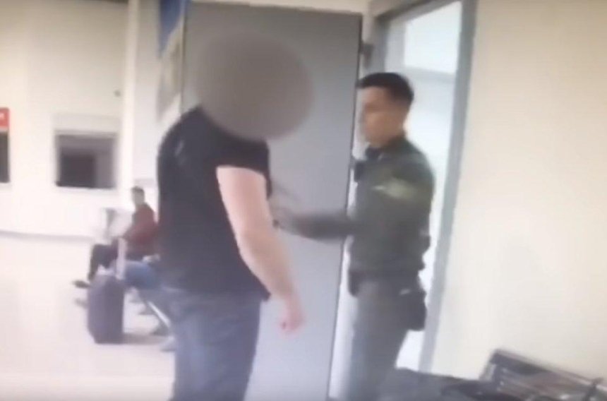 Не пустили в Украину: россиянин устроил скандал в аэропорту «Киев» (видео)
