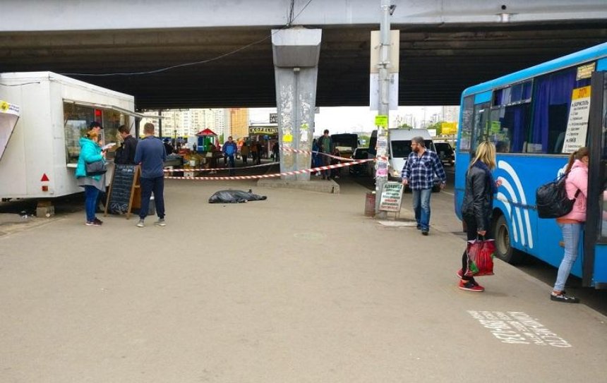 У станции метро «Харьковская» внезапно скончался мужчина (фото)