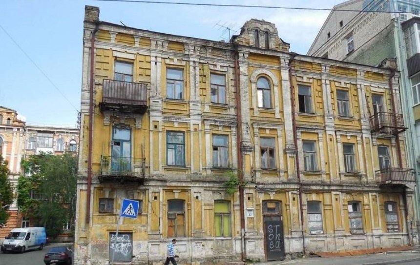 В Шевченковском районе продают старинный дом «под снос» (фото)