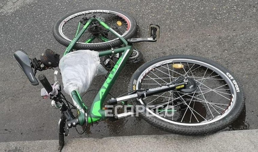Біля метро «Почайна» вантажівка на смерть збила велосипедиста (фото)