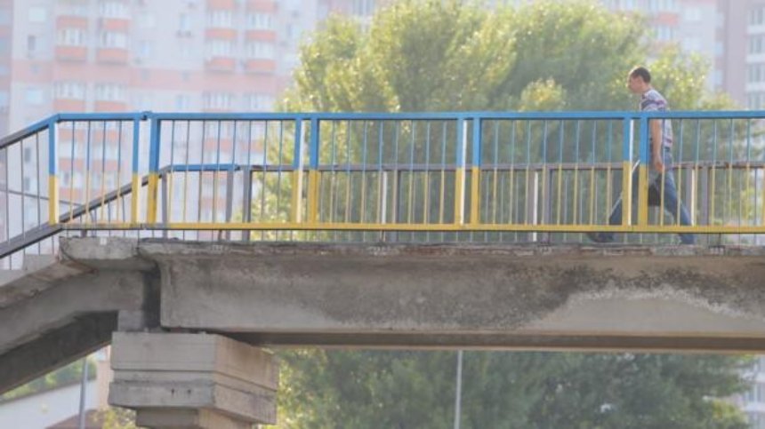 В Голосеевском районе частично перекроют пешеходный мост на два месяца