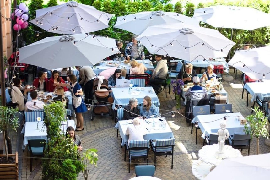 Почти по-летнему: 8 самых уютных террас в ресторанах Киева