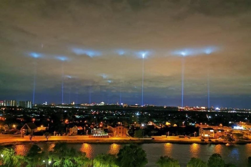 «Стоп культурный карантин»: небо над Киевом подсветили лучами в поддержку культуры