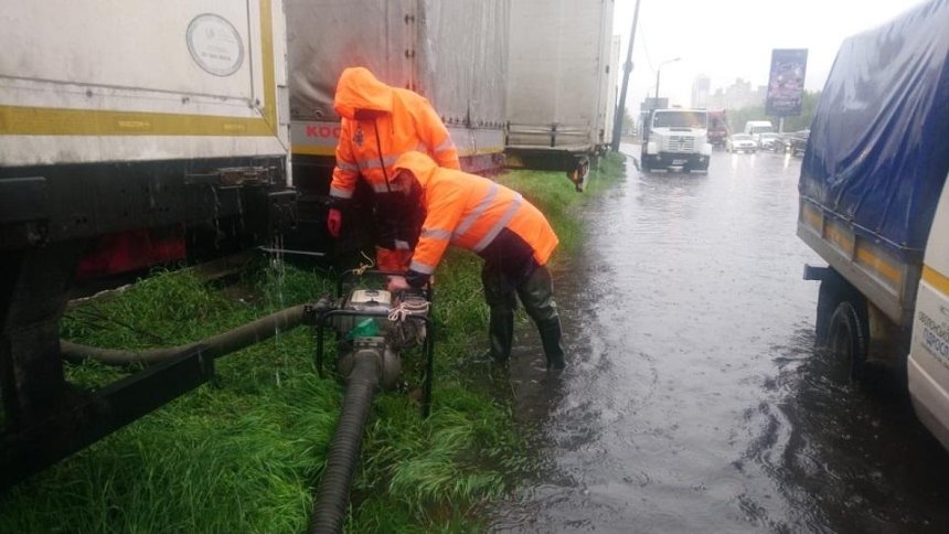 Коммунальщики откачивают воду с затопленных улиц