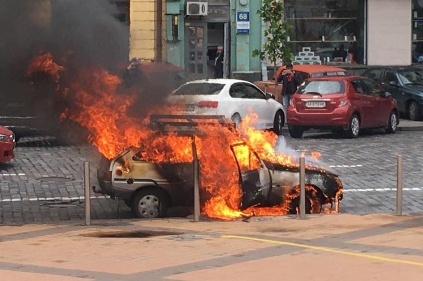 В центре Киева за считанные минуты сгорел автомобиль