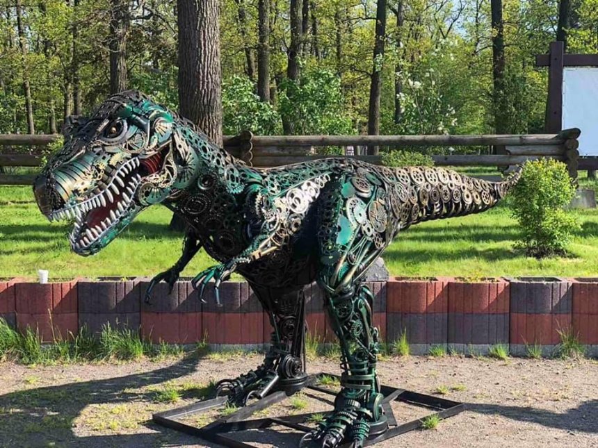 В парке под Киевом «поселились» стальные динозавры
