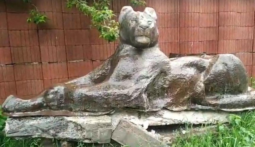 Активист нашел старые скульптуры львов и зубра из зоопарка — они в плохом состоянии