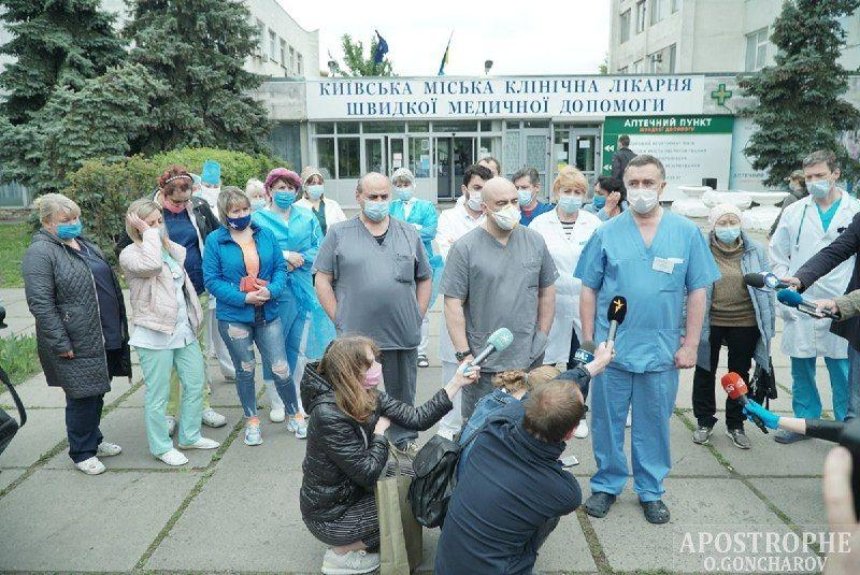 Врачи больницы скорой помощи вышли на протест из-за снижения зарплат 